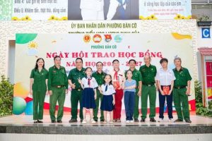 Trao học bổng Võ Nguyên Giáp cho các em học sinh có hoàn cảnh khó khăn