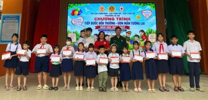 Hội CCB phường Dĩ An phối hợp Hội Cựu Công An tặng quà cho các em học sinh có hoàn cảnh khó khăn