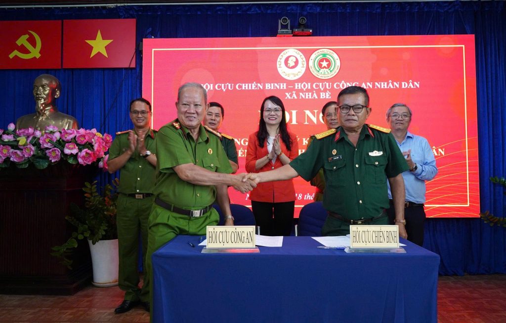 Lãnh đạo Hội CCB và Hội Cựu CAND xã ký kết chương trình phối hợp hoạt động