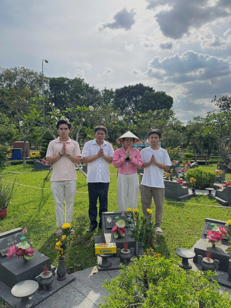 Gia đình anh Học hàng năm chu đáo hương khói "Ông liệt sĩ" tại Nghĩa trang liệt sĩ Thành phố Hồ Chí Minh