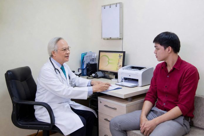 Bác sĩ, CCB Nguyễn Xuân Lam ân cần, tận tuy với người bệnh