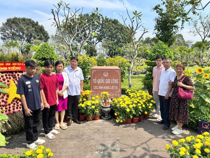 Gia đình anh Học hàng năm chu đáo hương khói 