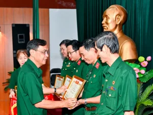 Khen thuổng các tập thể làm tốt công tác chính sách