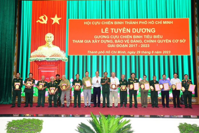 Tuyên dương các CCB tiêu biểu