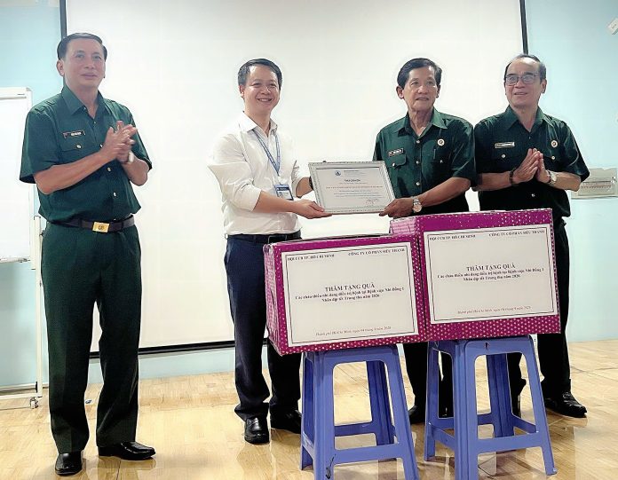 Đại diện Bệnh viện Nhi Đồng 1 cảm ơn Hội CCB Thành phố HCM luôn quan tâm, đồng hành với các bệnh nhân