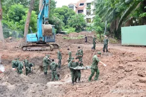 Các cán bộ, chiến sĩ tập trung tìm kiếm HCLS tại vị trí thứ 2 (Khu B) công viên Lê Thị Riêng, phường Hòa Hưng, TP. HC