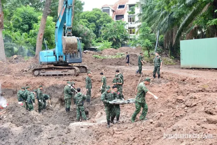 Các cán bộ, chiến sĩ tập trung tìm kiếm HCLS tại vị trí thứ 2 (Khu B) công viên Lê Thị Riêng, phường Hòa Hưng, TP. HC