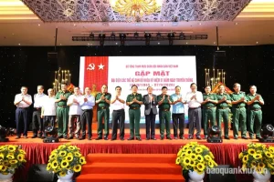 Đại tướng Nguyễn Tân Cương và các đại biểu