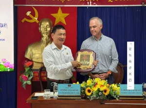 Trung tướng Hoàng Văn Nghĩa.Phó Chủ tịch Hội CCB TPHCM trao tặng quà lưu niệm đến đại diện đoàn Hoa Kỳ, góp phần vun đắp tình hữu nghị và sự hiểu biết giữa hai bên.