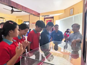 Đồng chí Nguyễn Tiến Bình giới thiệu với các bạn trẻ về các đầu sách, báo, tạp chí tại không gian văn hóa Hồ Chí Min