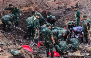 Lực lượng làm nhiệm vụ tập trung đào tìm, quy tập HCLS tại công viên Lê Thị Riêng, phường Hòa Hưng, TP HCM.