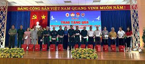 Hội CCB phường Dĩ An tặng quà cho đối tượng chính sách