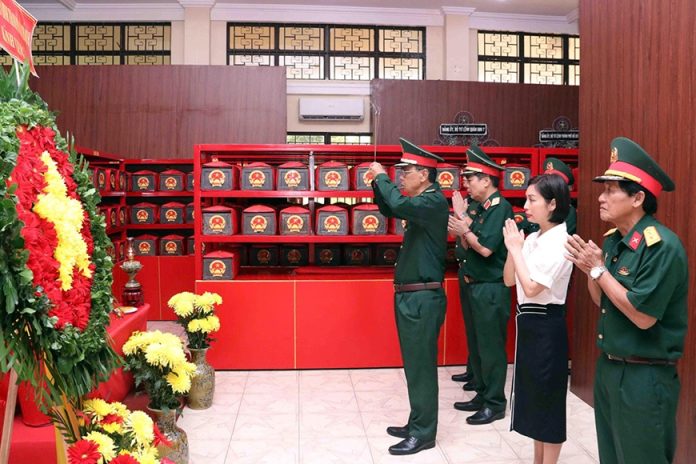 Các cựu chiến binh TP Hồ Chí Minh dâng hương, dâng hoa tưởng niệm các anh hùng liệt sĩ tại Công viên Lê Thị Riêng.