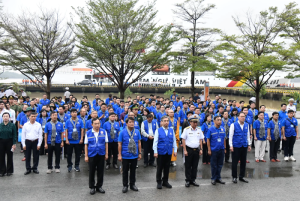 Các đại biểu dâng hương tưởng nhớ các anh hùng liệt sĩ trước giờ khởi hành.