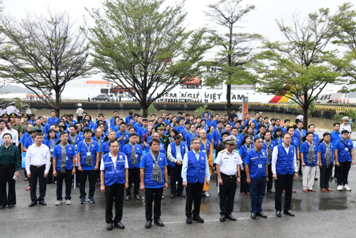 Các đại biểu dâng hương tưởng nhớ các anh hùng liệt sĩ trước giờ khởi hành.