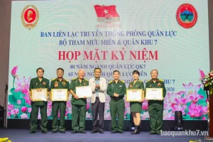 Thiếu tướng Nguyễn Minh Hoàng, Chủ tịch Hội Cựu chiến binh Thành phố Hồ Chí Minh tặng Bằng khen cho các cá nhân có thành tích xuất sắc trong hoạt động và xây dựng Ban Liên lạc truyền thống (LLTT) giai đoạn 2001 - 2026