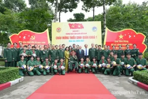 Các đồng chí nguyên lãnh đạo Đảng, Nhà nước, Bộ Quốc phòng cùng thủ trưởng Quân khu tặng quà các em học sinh tại lễ khai giảng