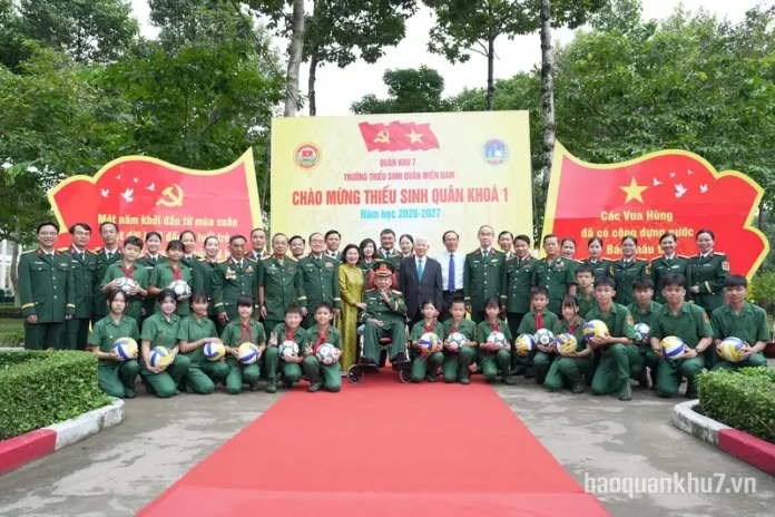 Các đồng chí nguyên lãnh đạo Đảng, Nhà nước, Bộ Quốc phòng cùng thủ trưởng Quân khu tặng quà các em học sinh tại lễ khai giảng