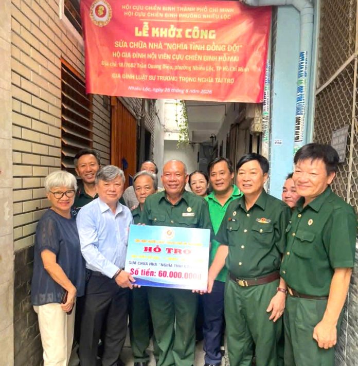 Trung tướng Hồ Văn Đức (thứ 2 từ phải sang) đại diện Thường trực Hội CCBTPHCM trao kinh phí sửa chữa nhà 