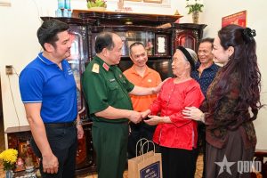 Thiếu tướng Đoàn Xuân Bộ trao quà tặng đối tượng chính sách.