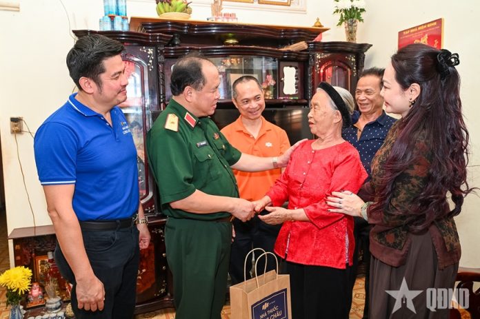 Thiếu tướng Đoàn Xuân Bộ trao quà tặng đối tượng chính sách.