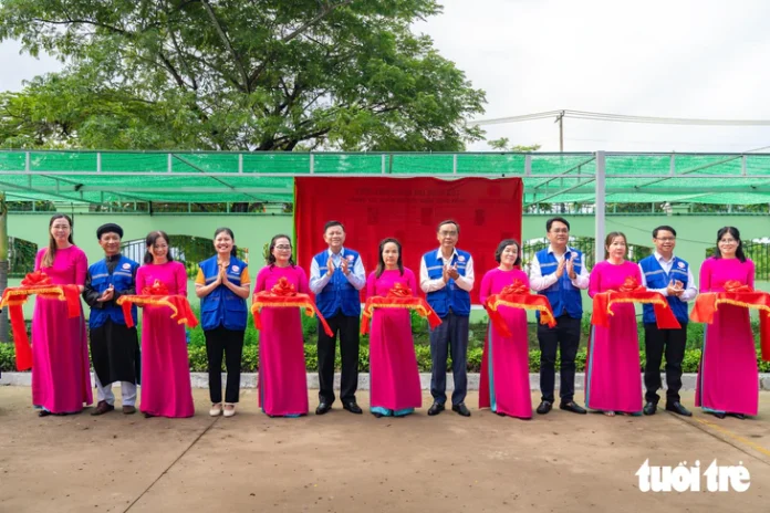 Các đại biểu thực hiện nghi thức khánh thành Vườn thuốc nam đại đoàn kết tại Trường tiểu học Cần Thạnh