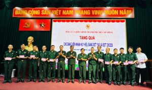 Thường trực Hội tặng quà cho các đảng viên được nhận Huy hiệu Đảng dịp 19/5 và Quốc khánh 02/9/2026