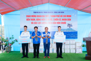 Ông Bùi Thanh Nhân và Thiếu tướng Nguyễn Minh Hoàng trao các phần quà đến các lực lượng trên đảo Hòn Chuối.