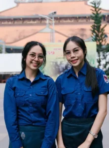 Hai nữ sinh viên Lào Saykosy Latsia và Siliphong Channapha trong trang phục truyền thống, tham gia các hoạt động giao lưu tại Củ Chi.