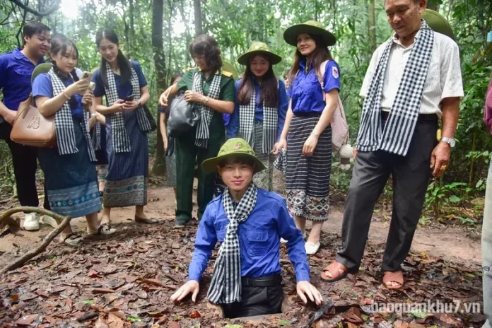 Gia đình Việt Nam và sinh viên quốc tế tham quan Khu di tích lịch sử Địa đạo Củ Chi