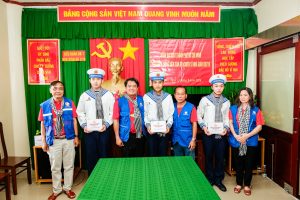 Đoàn công tác tặng quà cho cán bộ, chiến sĩ Nhà giàn