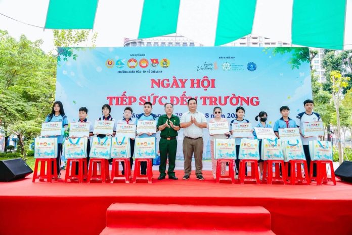 CCB phường Xuân Hòa tặng quà cho các cháu học sinh nghèo
