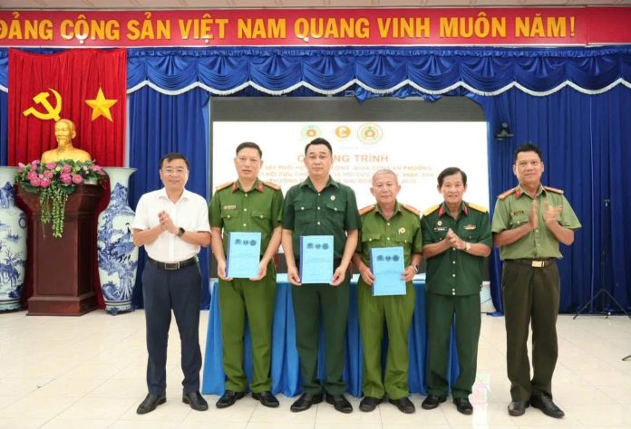 Các đại biễu chứng kiến lễ ký kết giữa Công an phường Bình Dương với Hội Cựu chiến binh và Hội Cựu Công an phường