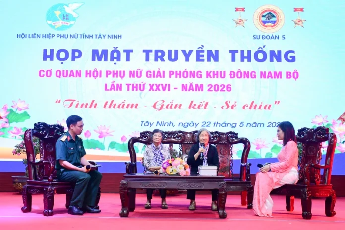 Buổi giao lưu truyền thống đong đầy cảm xúc qua những câu chuyện của các má, các dì một thời mưa bom, bão đạn.