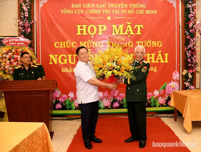 Đại tướng Nguyễn Trọng Nghĩa, Ủy viên Bộ Chính trị, Bí thư Trung ương Đảng, Chủ nhiệm Tổng cục Chính trị Quân đội nhân dân Việt Nam tặng hoa chúc mừng Trung tướng Nguyễn Văn Thái.