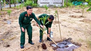 Cựu chiến binh trồng cây tại Vườn cây Đại đoàn kết.