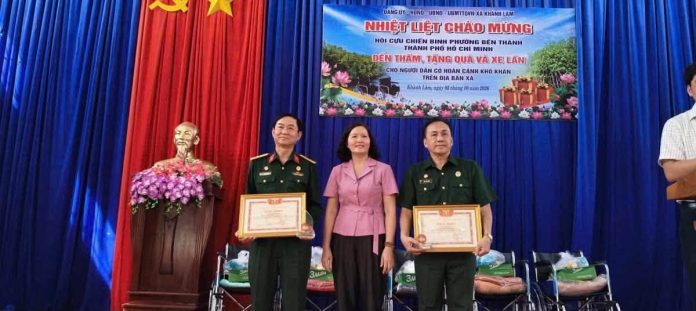 Ủy ban MTTQ Việt Nam tỉnh Cà Mau đã trao tặng Bằng khen cho Đoàn công tác Hội Cựu chiến binh phường Bến Thành