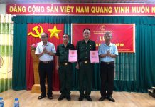 Hội CCB phường Vũng Tàu kết nạp hội viên Đồng chí Nguyễn Văn Sơn (ngoài cùng bên phải), Chủ tịch Hội Cựu chiến binh phường Vũng Tàu và lãnh đạo địa phương trao quyết định kết nạp hội viên mới