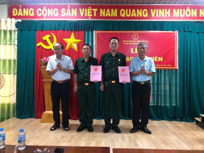 Đồng chí Nguyễn Văn Sơn (ngoài cùng bên phải), Chủ tịch Hội Cựu chiến binh phường Vũng Tàu và lãnh đạo địa phương trao quyết định kết nạp hội viên mới