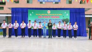 Chủ tịch Hội Cựu chiến binh Thành phố Hồ Chí Minh tặng quà cho các học sinh nghèo vượt khó, học giỏi