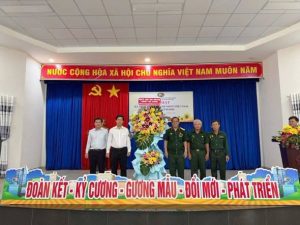 Lãnh đạo phường Long Nguyên tặng hoa chúc mừng Câu lạc bộ Doanh nhân Cựu chiến binh phường