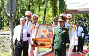 Trung tướng Trần Vinh Ngọc, Bí thư Đảng ủy, Chính ủy Quân khu 7; Đồng chí Nguyễn Phước Lộc, Ủy viên Trung ương Đảng, Phó Bí thư Thành ủy, Chủ tịch Ủy ban MTTQ Việt Nam TPHCM tiễn đưa các liệt sĩ về an táng tại nghĩa trang Liệt sĩ Thành phố HCM.