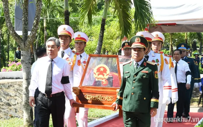 Trung tướng Trần Vinh Ngọc, Bí thư Đảng ủy, Chính ủy Quân khu 7; Đồng chí Nguyễn Phước Lộc, Ủy viên Trung ương Đảng, Phó Bí thư Thành ủy, Chủ tịch Ủy ban MTTQ Việt Nam TPHCM tiễn đưa các liệt sĩ về an táng tại nghĩa trang Liệt sĩ Thành phố HCM.