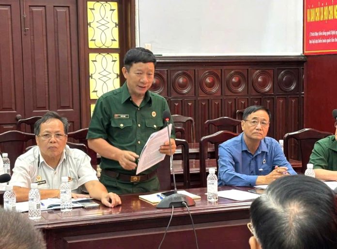 Đồng chí Đại tá Phạm Tường Liêm – Phó Chủ tịch Hội Cựu chiến binh TP. Hồ Chí Minh (bên phải) dự hội nghị