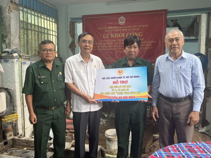 Thiếu tướng Nguyễn Minh Hoàng, Chủ tịch Hội CCB Thành phố trao tặng gói hỗ trợ sửa chữa nhà cho gia đình hội viên Lê Văn Hoa