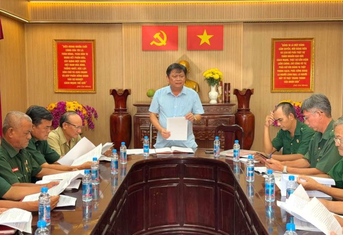 Ông Vũ Minh Phương - PCT UBMTTQ Việt Nam phường, Chủ tịch Hội Cựu chiến binh phường đã triển khai nhiệm vụ