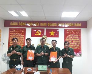 Thiếu tướng Nguyễn Minh Hoàng, Chủ tịch Hội CCB Thành phố và các đồng chí Thường trực Hội chúc mừng 2 đồng chí được tuyển dụng