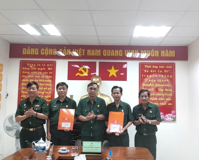 Thiếu tướng Nguyễn Minh Hoàng, Chủ tịch Hội CCB Thành phố và các đồng chí Thường trực Hội chúc mừng 2 đồng chí được tuyển dụng
