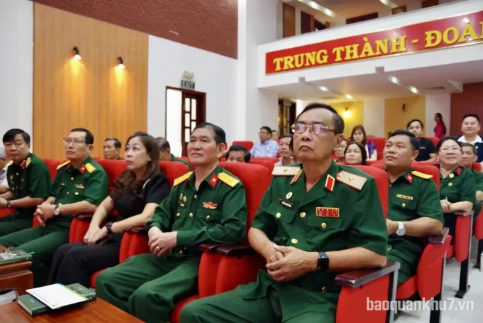 Thiếu tướng Nguyễn Minh Hoàng - Phó Chủ tịch Hội Cựu chiến binh (CCB) Việt Nam, Phó Chủ tịch Ủy ban Mặt trận Tổ quốc Việt Nam TP.HCM, Chủ tịch Hội CCB Thành phố (hàng đầu, ngoài cùng bên phải) và các đại biểu dự chương trình.