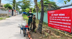 Anh Lê Quang Sang đang thu gom rác tại hẻm 6 đường Ụ Ghe
